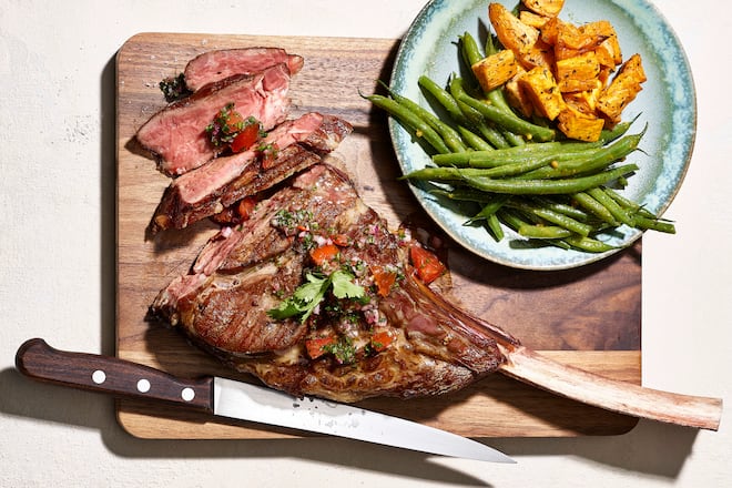 Tomahawk-Steak vom Grill mit Pico-de-Gallo-Sauce