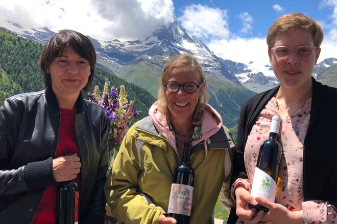 Marie-Thérèse Chappaz aus Fully («Ikone des Schweizer Weins», Mitte), Sandrine Caloz aus Miège (GaultMillaus «Rookie des Jahres 2020», rechts) und Valentina Andrei («Rookie des Jahres 2018», links), Winzer
