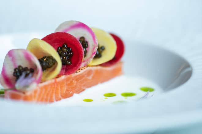 Swiss Alpine Lachs mit bunten Randen Kaviar und Buttermilchvinaigrette Stefan Jaeckel