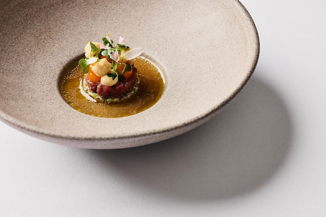 1. Gang: Rindstartar, Bohne, Speck, Eigelb Restaurant Maihöfli, Gerichte Robert Steuri, Luzern, LU