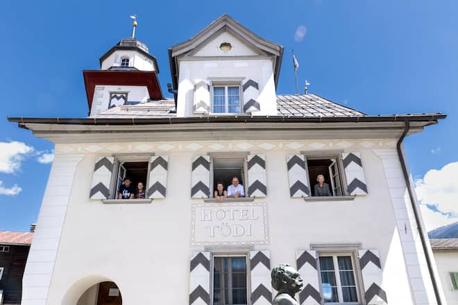 Casa Tödi Fotografiert am 13.05.2026 in Trun, GR Familienfoto 3 Generationen Reichenbach. Manuel und Yulia, Kinder Elisa und Mattias und Grosi Ursulina