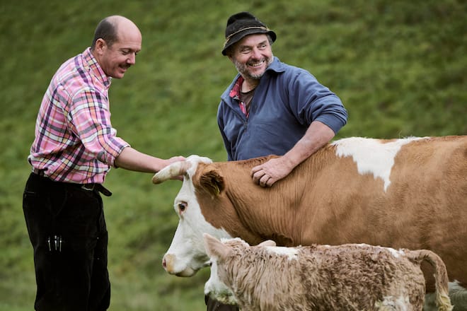 Nicolas Darnauguilhem, chef au restaurant gastronomique La Pinte des Mossettes et son producteur de viande d'Hinterwald, Pascal Tercier, près de Charmey dans le canton de Fribourg, jeudi 19 octobre 2023. (© Gabriel Monnet)