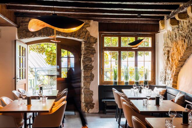 Unterwegs mit Journalistin Sabrina Glanzmann. Zu Besuch bei der Land Beiz "Aux Trois Amis" in Schernelz am Bielersee. Inhaber Duo Cynthia Lauper und Marc Joshua Engel servieren das Rezpt "Coq aux Chasselas" Unterwegs mit Journalistin Sabrina Glanzmann. Zu Besuch bei der Land Beiz "Aux Trois Amis" in Schernelz am Bielersee. Inhaber Duo Cynthia Lauper und Marc Joshua Engel servieren das Rezpt "Coq aux Chasselas"