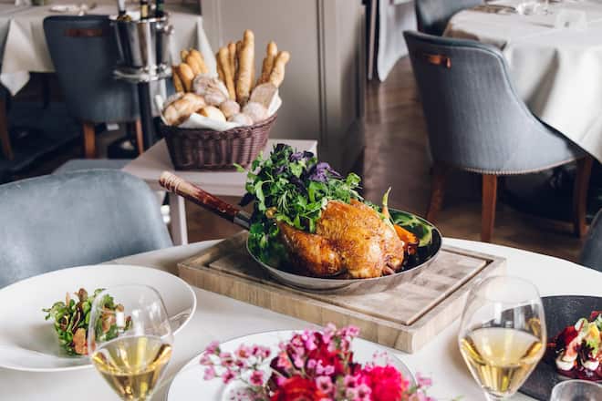 Bestseller auf der Karte: Poulet für zwei, «Patte Noir» aus Gruyère.