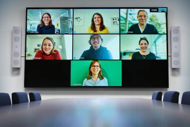 GaultMillau-Channel Team Gruppenbild: Obere Reihe von rechts: Patricia Heller, (Leitung), Fabienne Hubler (Bildredaktion), David Schnapp (Redaktor); Mittlere Reihe von rechts: Kathia Baltisberger (Redaktorin), Pascal Grob (Food Blogger), Nicole Binder und Sarah Huber (Social Media) fotografiert im Medienpark, Zürich.