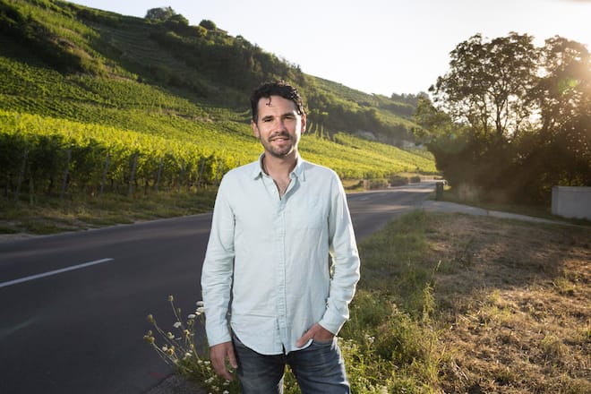 Christian Vessaz, Ãnologe und Geschäftsführer des Weingutes vor Weinberg neben dem Weingut,Môtier-Vully, Freiburg, Fribourg, Schweiz,Suisse,Svizzera,Switzerland,