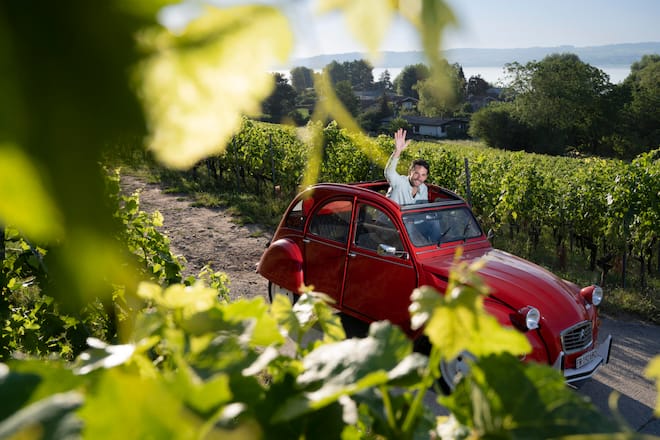 Christian Vessaz Sommerfahrt mit Citroen 2CV im Weinberg,Môtier-Vully, Freiburg, Fribourg, Schweiz,Suisse,Svizzera,Switzerland,