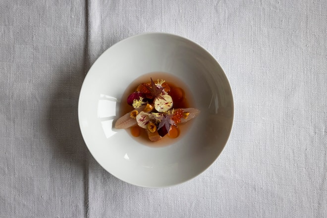 Bachforelle mit Quitte, Bittersalat und Haselnuss von Marcel Skibba.