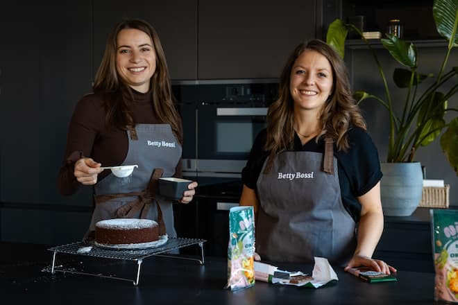 20.02.2025, Zürich, Neu bei Coop: "Nice" by Betty Bossi, Lena Götsch und Deborah Beer (photo by Remy Steiner for Gault Millau) Lena Götsch und Deborah Beer von Coop lancieren ein neues Produkt, aus Foodabfällen, die sonst weggeworfen würden