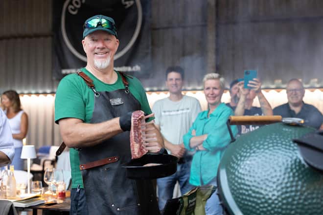 John Daly, Boeniger tranchiert, Tapaskurs mit Green Egg Grill, fotografiert am 27. August 2025 im Degustibus Mels GmbH, Copyright: Simone Lombard