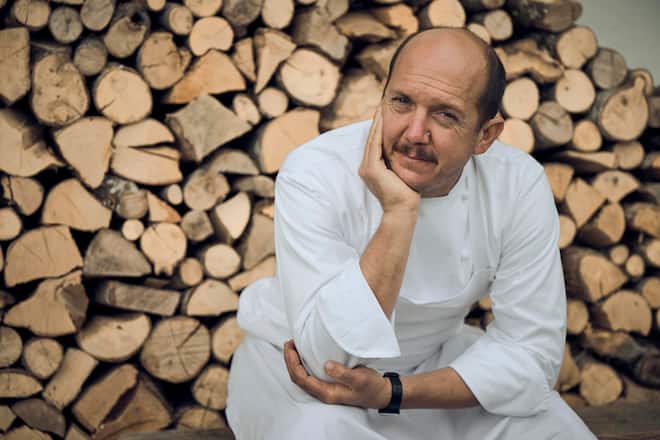Nicolas Darnauguilhem, chef au restaurant gastronomique La Pinte des Mossettes près de Charmey dans le canton de Fribourg, jeudi 19 octobre 2023. (© Gabriel Monnet)