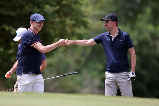 Dieter Jermann und Rainer Maria Salzgeber Golf Caminada Masters in Sagogn Copyright by : sampics Photographie Bierbaumstrasse 6 81243 MŸnchen TEL.: ++49/89/82908620 , FAX : ++49/89/82908621 , E-mail : sampics@t-online.de Bankverbindung : Hypovereinsbank MŸnchen Konto : 1640175229 , BLZ 70020270 IBAN : DE78700202701640175229 BIC : HYVEDEMMXXX weitere Motive finden sie unter : www.augenklick.de