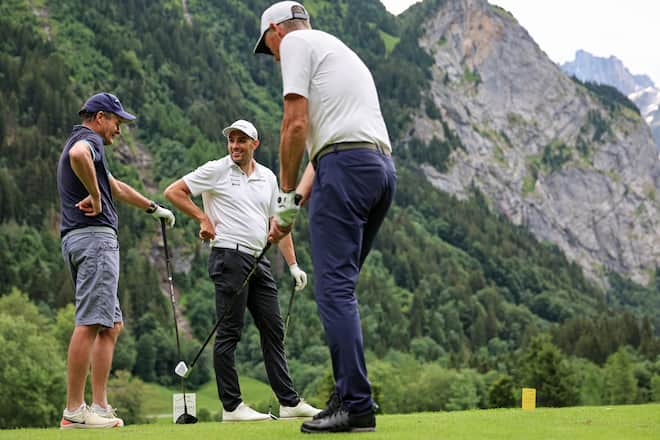 Walliser Gipfel auf dem Fairway. v.l. Zermatts Bergbahn-König Franz Julen, die Skistars Daniel Yule und Pirmin Zurbriggen.