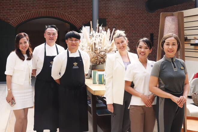 Chiva-Som Executive Chef Sinchai (2. von links) und sein Sous-Chef Sanphit (3. von links)Â