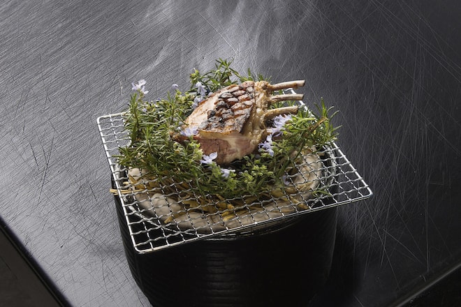 Eine Spezialität des Hauses: Lammkarree aus Irland, im Heu geräuchert.