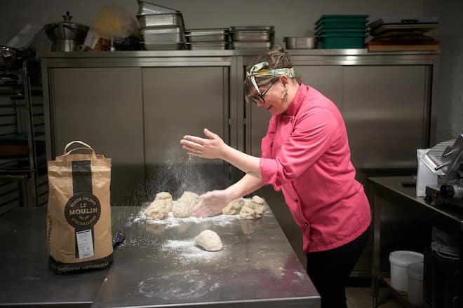 Pailly, le 2 décembre 2022, Le restaurant l'Auberge Communale la Croix dâOr à Pailly propose une cuisine de brasserie bistronomique labellisée Fait Maison basée sur les produits du terroir. . â¦ici Camille et Michel Emmet nous proposent une entrecôte parisienne et un palet Vaudois, accompagné de vins Suisse © Sedrik Nemeth