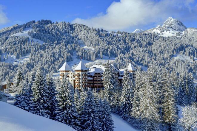 Hotel The Alpina Gstaad im Kanton BE von aussen 2021