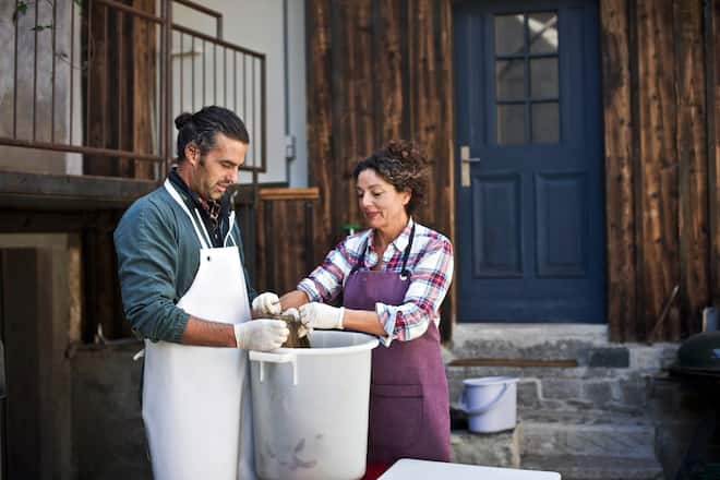 Nils Muller is the only farmer allowed to kill his beefs with a gun in his farm. Nils Muller est le seul fermier de Suisse a etre autorise a tuer par arme a feu les boeufs qu'il eleve. Nils et Claudia preparent les tripes du boeuf selon une methode ancienne et traditionnelle. Forch, Suisse. 28 septembre 2016. Bauernhof Zur chalte Hose, Claudia Wanger und Nils Müller. Claudia Wanger und Nils Müller beim Kutteln putzen.