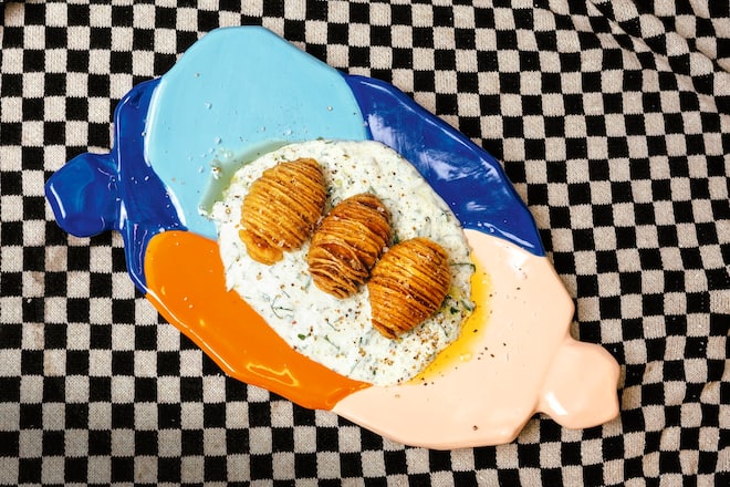 Hasselback-Kartoffeln mit Kräuterdip