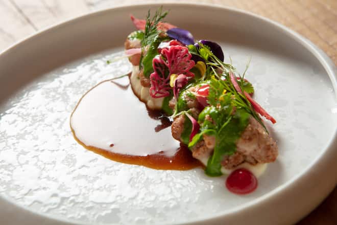 Glasierte Kalbsbries, Knollensellerie, Dill und Granatapfel.