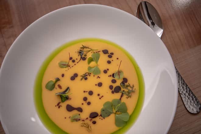 Vegane KuÌrbis Ingwer Suppe, geröstete Kürbiskerne und wenig Kürbiskernöl, Restaurant La Clav, Vegetarisch, La CLav, Hotel Adula, Chefkoch Thomas Huber, Adula, Flims © Dani Ammann