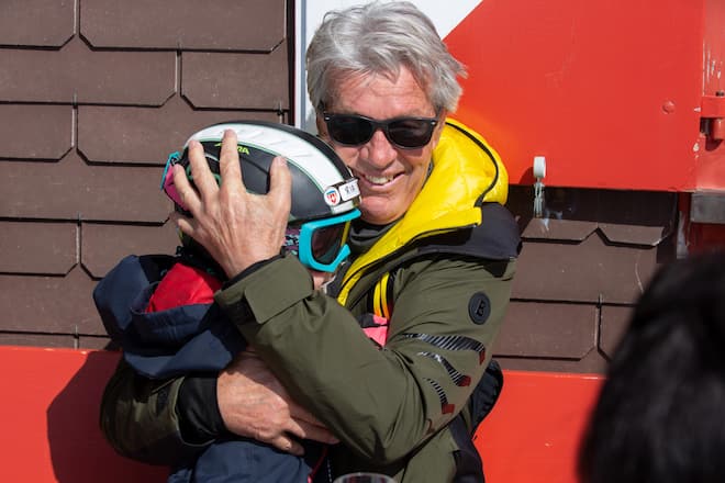 Bernhard Russi mit seiner zweijährigen Enkelin Ria