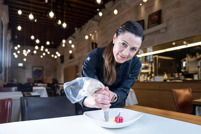 19.10.2021; Zürich: GMCH - Restaurant Ornellaia; Patissiere des Jahres, Felicia Ludwig bereitet das Dessert âApfel mit weisse Schokolade, Honig und Haselnussâ vor. © Valeriano Di Domenico