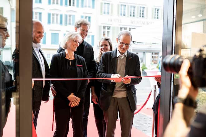 Victorinox Preopening Flagshipstore in Brunnen, mit Nenad Mlinarevic, Carl Elsener am Band Durchschneiden