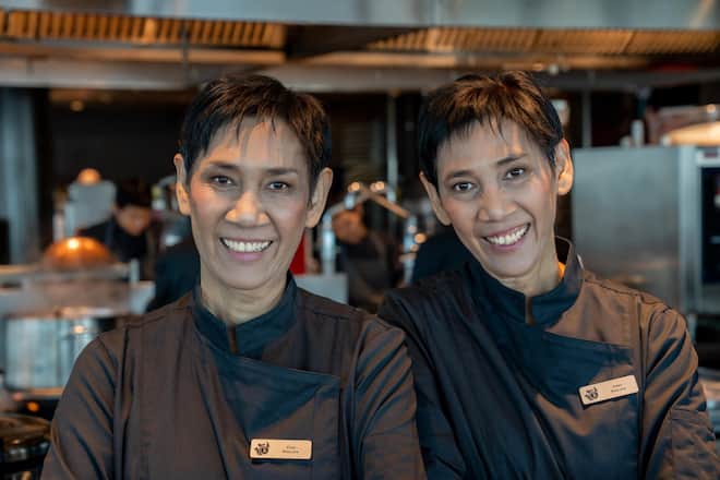 Die Zwillinge Vilai Kanjan und Virat Kanjan, die neuen Küchenchefinnen vom Restaurant Spices Kitchen & Terrace im Bürgenstock Hotels & Resort Lake Lucerne, NW