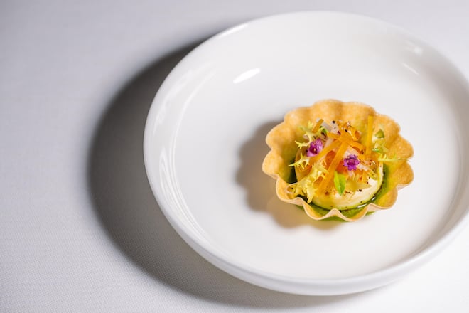 Heiko Nieder Easter Menue 2022: Golden Bottarga mit weisser Schokolade, weissem Spargel und Basilikum Heiko Nieder, Frühlingsmenu, The Dolder Grand, Hotel, Zürich, ZH 2022