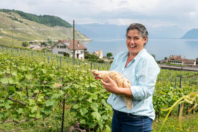 Mélanie Weber, Vigneronne, Cully, mit einem Huhn in ihrem Rebberg am Dorfrand von Cully