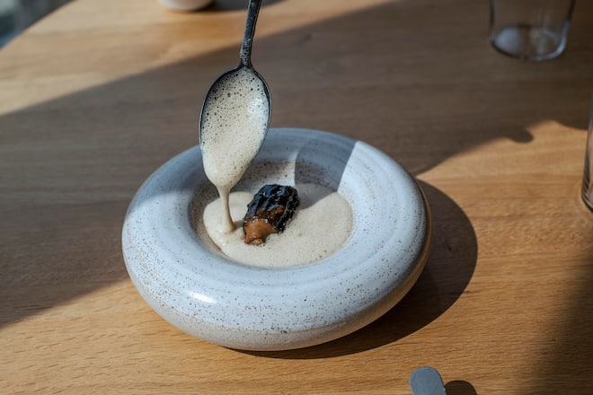 Restaurant Magdalena in Rickenbach SZ mit Küchenchef Dominik Hartmann. Er kreiert für die Luzerner Zeitung ein 3-Gang Ostermenu. Gericht: Vorspeise: Morchel-Farce mit Beurre blanc und Baumnüssen Pro Bild 100 CHF  1. Bildlegende © Dominik Wunderli / Luzerner Zeitung 2. Keine Weitergabe an Dritte 3. Keine Archivierung / nur für einmalige Verwendung gebrauchen.