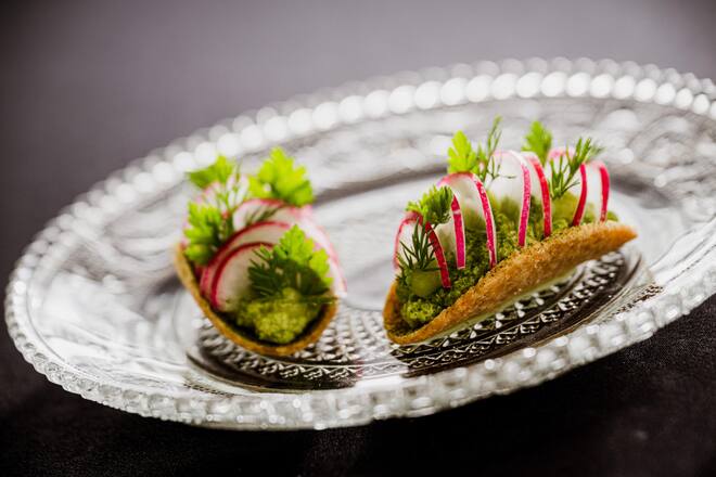 Joël Ellenberger kocht neu im Igniv 2022: Kräuter-Radieschen-Tacco