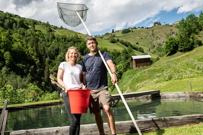 Saiblingzucht Lugnez, Sarah und Curdin Capeder bei den Zuchtbecken