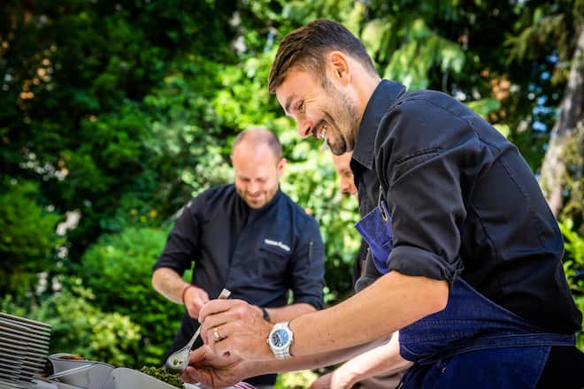 Guy Ravet, Tobias Funke kochen für Mercedes-Benz 2022 4-Hands Dinner in Kollaboration mit Mercedes Benz mit Guy Ravet und Tobias Funke im Signau House & Garden in Zürich.Â