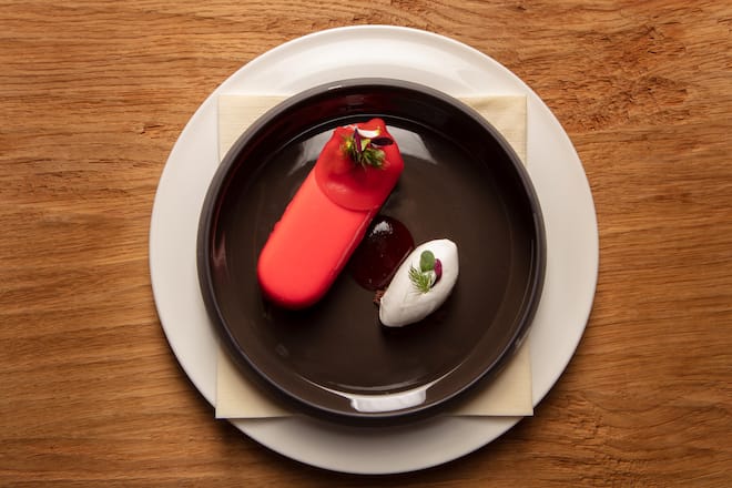 Mousse vom Sauerrahm der Molkerei Gstaad, Mandelcrumble, Erdbeeren und Champagner-Sorbet