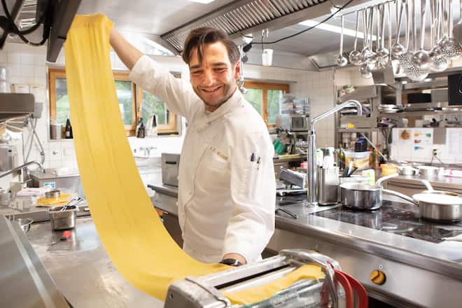 Küchenchef Silvio Wieland bei der Herstellung von Ravioli vom Lauener Yak von der Gelten-Alp