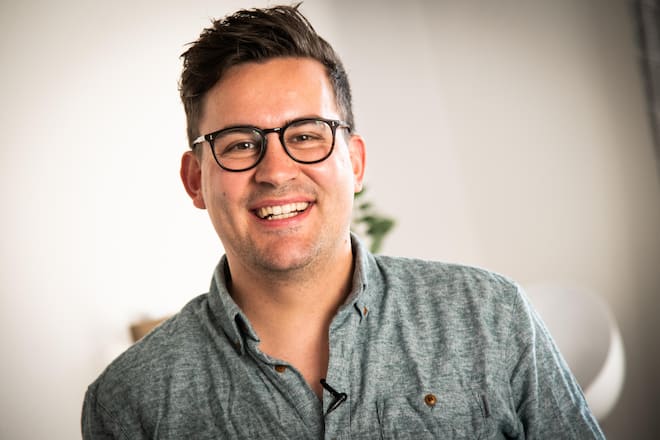 Sebastian Rösch 2020 Sebastian Roesch, Rezept, Rhabarber Kompott, Honig Frappe, Streusel, cook@home, Mesa, Zuerich © Thomas Buchwalder