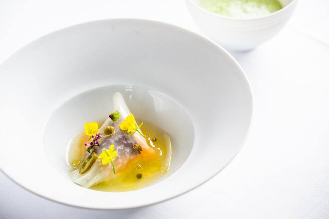 Caminada kocht mit Eneko Atxa und Quique Dacosta 2022: AC: Zander, Salzmelone Gericht von Andreas Caminada.Â