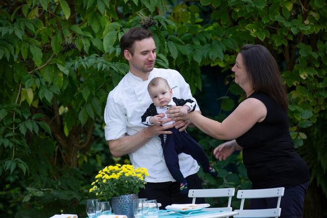 Geschäftsführer & Küchenchef Adrian Nessensohn, Chef de Service & Patiseuse Svenja Bellmann mit Sohn