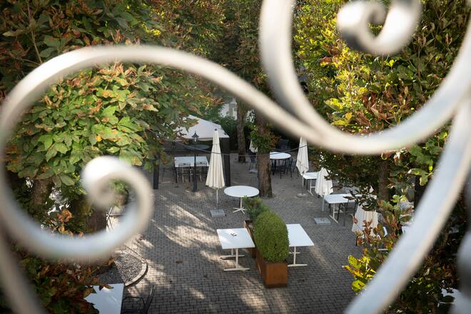 Restaurant des 3 tours à Bourguillon(FR) , chef Romain Paillereau.La terrasse.