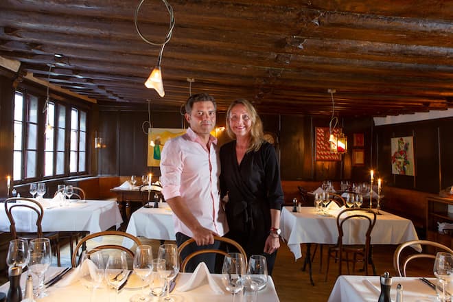 v.l. (Herr) Astrit Memetja Chef mit Gastgeberin Mara Zwatz