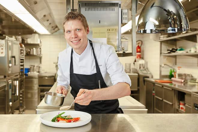 Fabio Toffolon am Carabiniero. Restaurant zum Ãusseren Stand, Koch Fabio Toffolon und Werner Rothen, Gastgeber, Bern, 14.11.2019, Foto Lucia Hunziker
