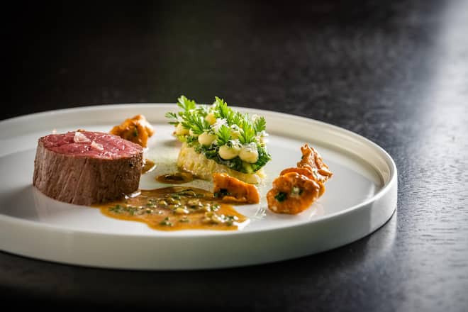 Heiko Nieder, The Dolder Grand, kocht mit Emmentaler Käse 2022 Gericht: Kalb mit Pfifferlingen & Emmentaler by Heiko
