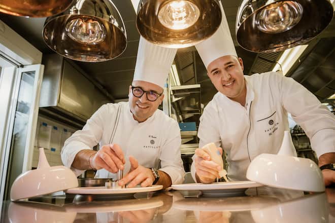 Stefan Heilemann, Laurent Eperon, Gourmet-Allianz v.l.n.r. Laurent Eperon, Sous-Chef Maximilian MuÌller, Baur au Lac © Chris Gonz