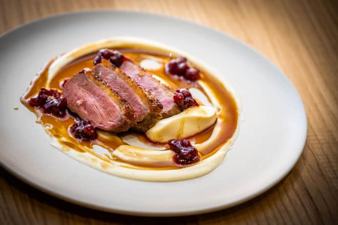 Sven Wassmer mit Daniela Ryf Masterclass 2022: Entenbrust mit Selleri und Preiselbeeren