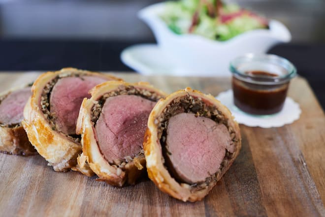 Rezept: Rindsfilet Wellington - Manuel Reichenbach - Casa Tödi - Trun,12.12.2018 - © Lucian Hunziker Videorezept: Manuel Reichenbach (Casa Tödi, Trun) - Glasierte Omlette mit Rindszunge