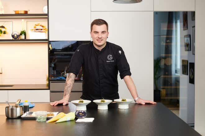 Robert Steuri beim Anrichten in der Showküche von Sense of Delight in Cham