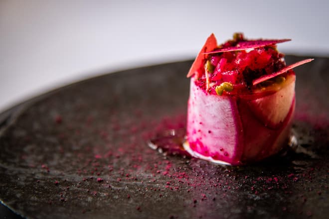 Mercedes EQS in Fribourg 2021: Rettich, gepickelte Holunderkapern und Egli Nicolas Darnauguilhem, «La Pinte des Mossettes» in Cerniat, FR.