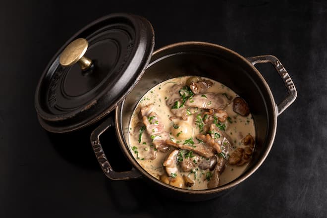 Die Bilder dürfen im Zusammenhang mit dem Buch «Seven Kitchens»! Das Kochbuch von Mike Wehrle verwendet werden. Copyright liegt bei Michael Wissing «Seven Kitchen» von Mike Wehrle, Corporate Culinary Director der Bürgenstock-Collection. 143 Rezepte, fotografiert von Michael Wissing.